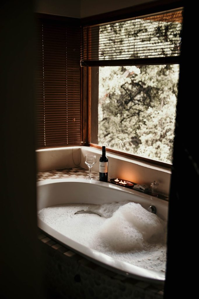 A bath beside a window with a mountain view in a Maliba Mountain Lodge room