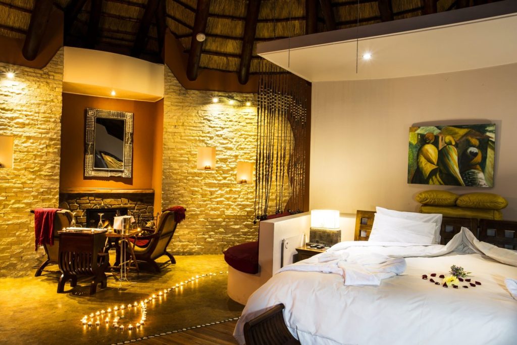 A five-star Mountain Lodge room with fireplace at Maliba Mountain Lodge